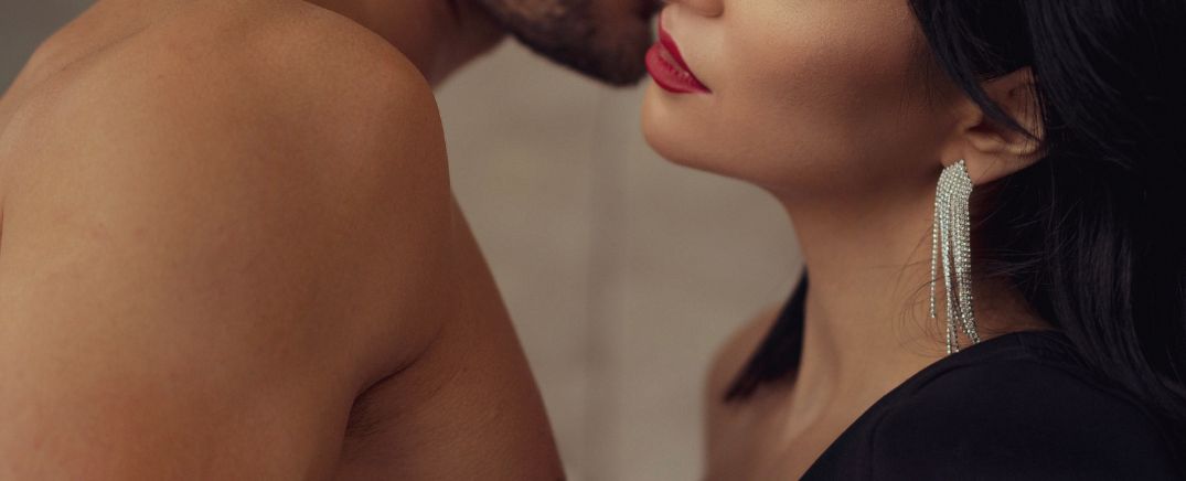 Pareja en un momento íntimo, mostrando cercanía y deseo.