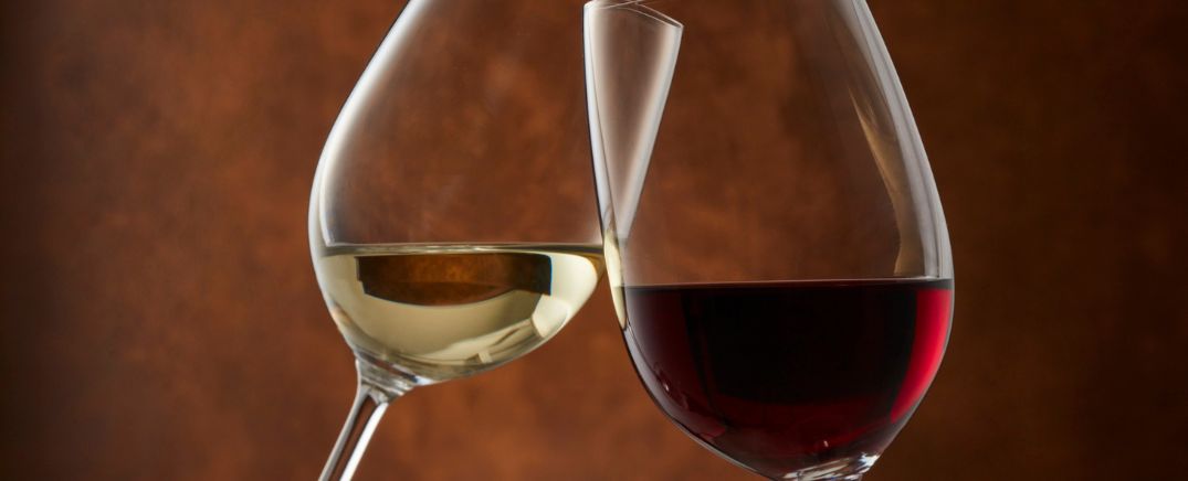 Copas de vino blanco y tinto simbolizando el Alcohol en la adolescencia en España en 2025