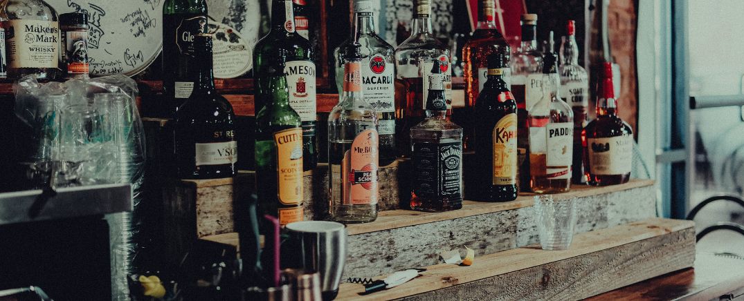 Botellas de licor en un bar, representando la accesibilidad del Alcohol en la adolescencia en España en 2025