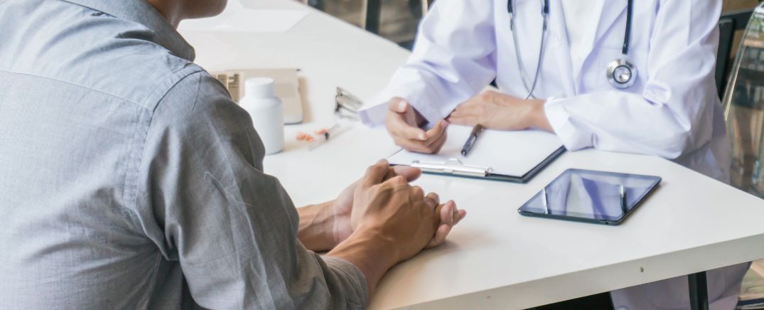 Paciente conversando con un profesional sanitario sobre las consecuencias del consumo de cocaína y los riesgos para la salud física y mental.