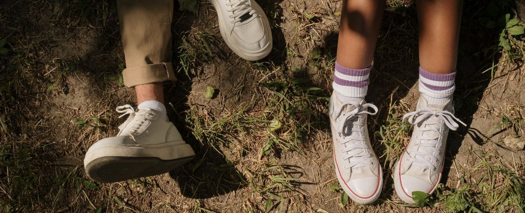 Adolescentes sentados al aire libre, imagen relacionada con las señales de consumo y dependencia al cannabis en jóvenes.