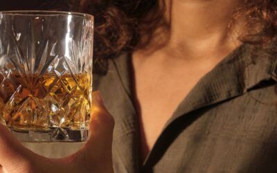Cómo hablar con un familiar que tiene un problema con el alcohol